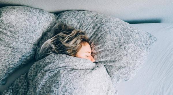 9 أشياء تحدث لك عند النوم في غرفة باردة