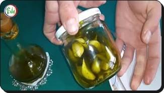 إذا كنت تتناول الثوم النيء وزيت الزيتون على الريق شاهد الفيديو أمور تحدث عند بلع الثوم وزيت الزيتون